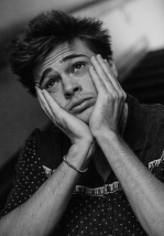 亨利·艾肯伯里剧照_凌云猜谜语