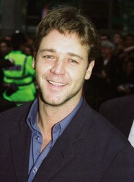 罗素·克洛剧照_凌云猜谜语