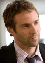 亚历桑德罗·尼沃拉剧照_凌云猜谜语